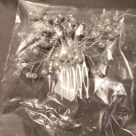 Hair clip and Earrings - Picture 1 of 3